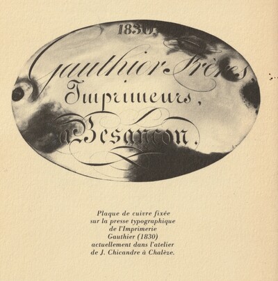 Plaque de cuivre fix&eacute;e sur la presse typographique de l'ImprimerieGauthier (1830) actuellement dans l'atelier de J. Chicandre &agrave; Chal&egrave;ze, de Pour c&eacute;l&eacute;brer l'inauguration de l'atelier 1830 de Jean Chicandre &agrave; Chal&egrave;ze (Doubs), 1982